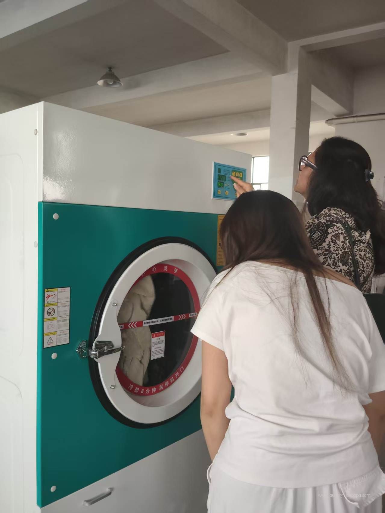 Xinengxing Welcomes Suriname Client for Full Set Self-Service Laundry Equipment Purchase